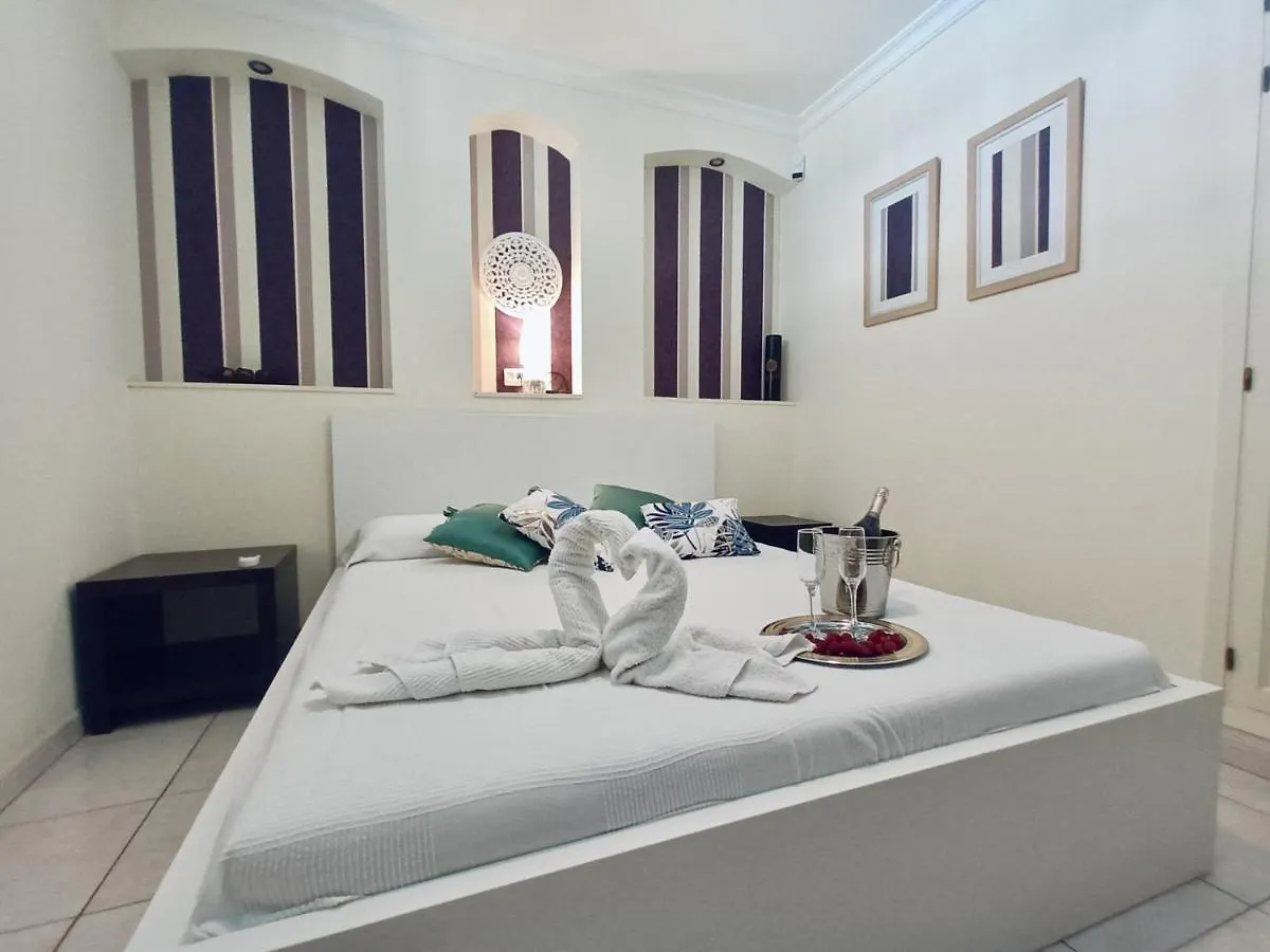 Encanto Holiday Home 아데제 아파트